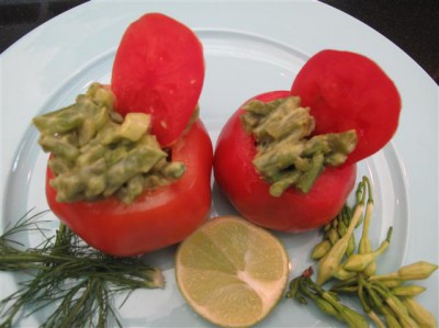 Tomates grandes rellenos de vainas verdes y salsa de aguacate